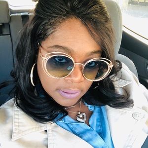 Meet your Posher, Maya